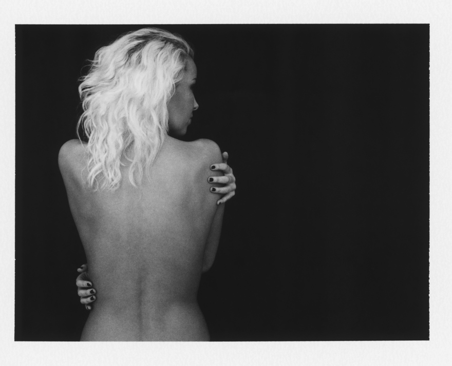 Polaroid bild på modell i studio